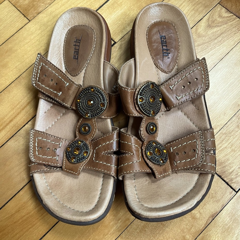 Earth Sansals Flip Flops Brown Leather. Excellent Used Consition.